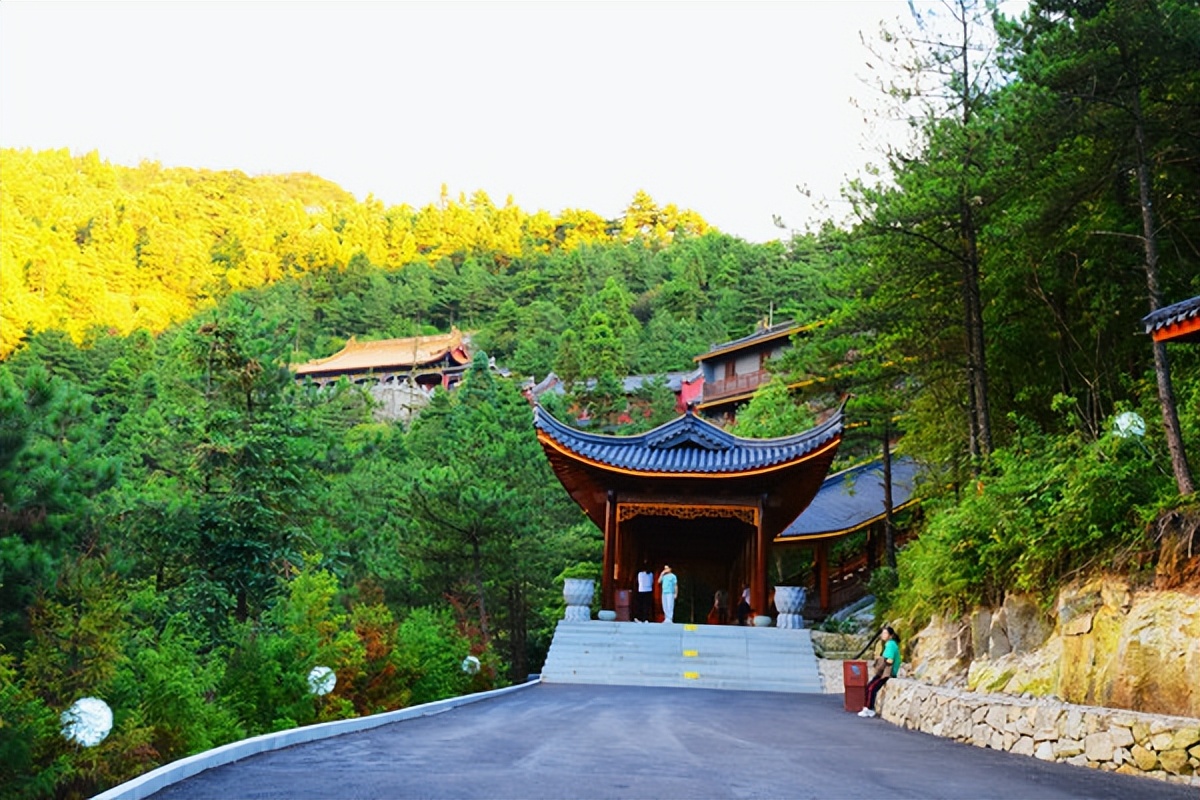 羊狮慕与张家界哪个好,江西明月山和羊狮慕哪个更值得去