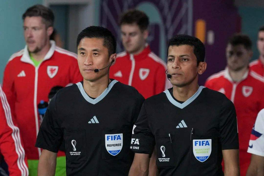 马宁裁判视频回放,马宁2002世界杯发牌是哪一场