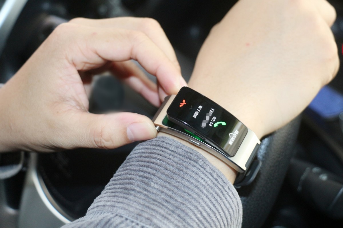 手环耳机二合一华为b7上手体验,华为什么时候发布新款B7手环