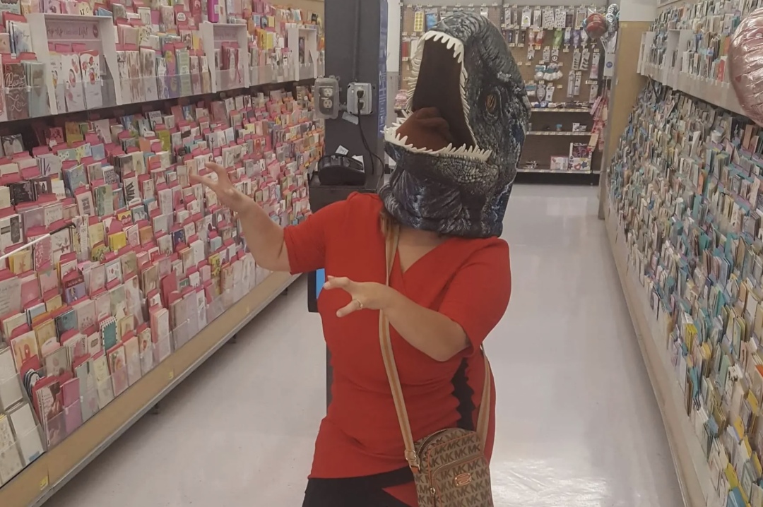 妹子天生只有3根手指，别人说她“霸王龙”，她用乐观狠狠反击！