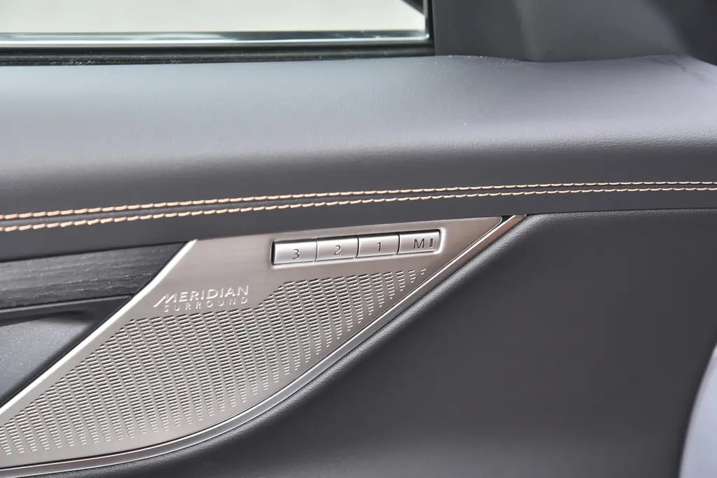 气场比奔驰E级还足，顶配6.4秒破百，还带四驱，捷豹XFL到底如何