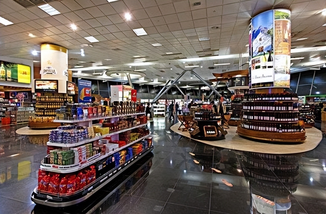 非洲免税店的茅台遭到中国游客抢购，游客：价格地低到你无法想象