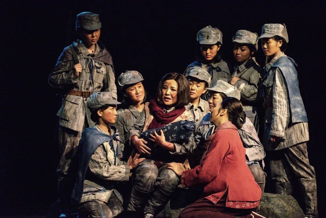 巾帼女烈士陈若克:拒用日寇奶粉以鲜血喂女儿,被日军27刀杀害!