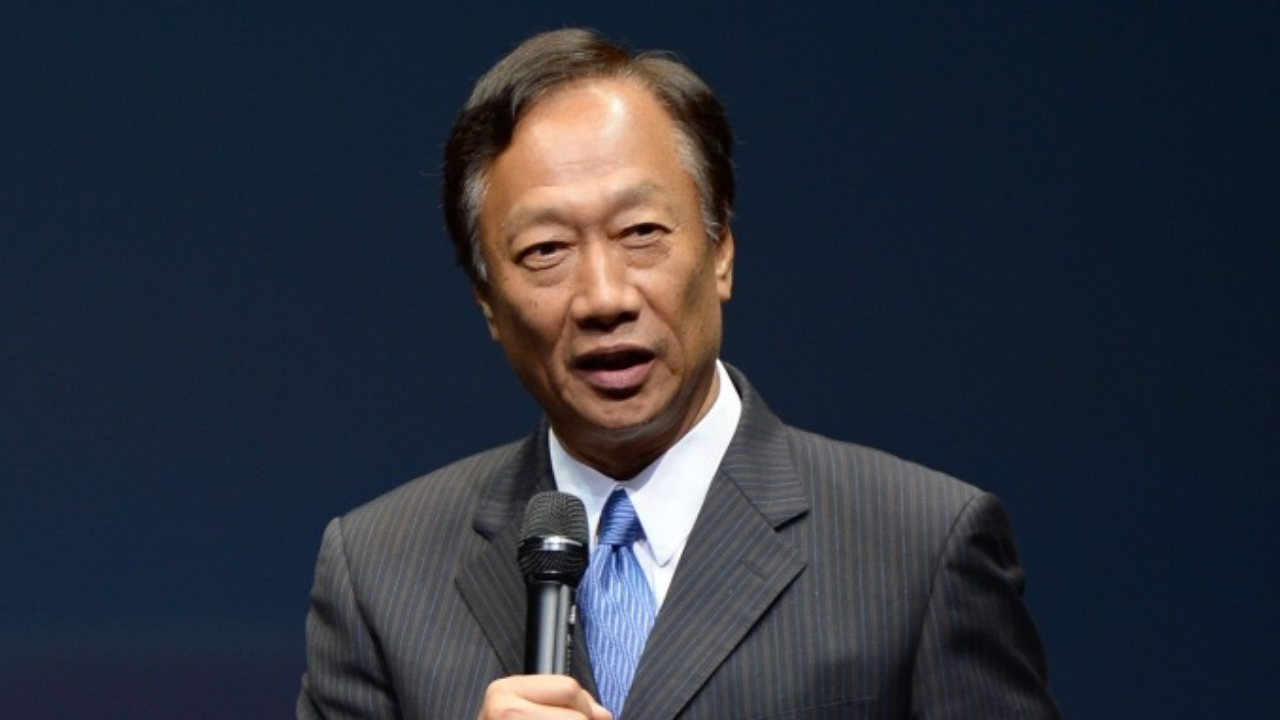 解放军军机绕台见效！岛内风向变了，郭台铭高呼：两岸都是中国人