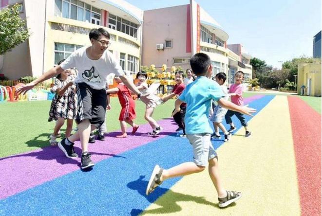 幼儿园老师对我孩子冷落该怎么办,幼儿园老师总是不理孩子怎么办