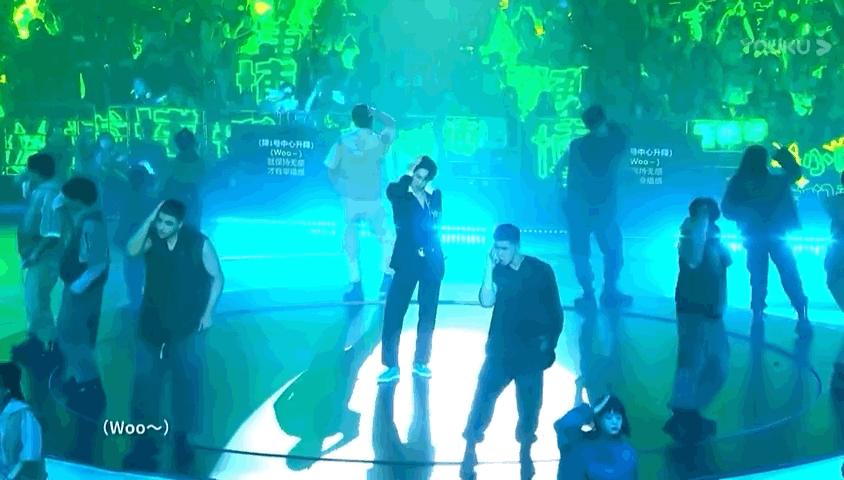 王一博回眸杀蓝湛,王一博跳舞杀马特