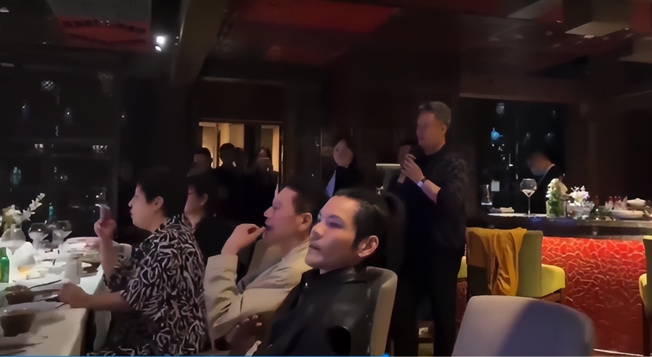 向太穿礼服,向太穿衣打扮