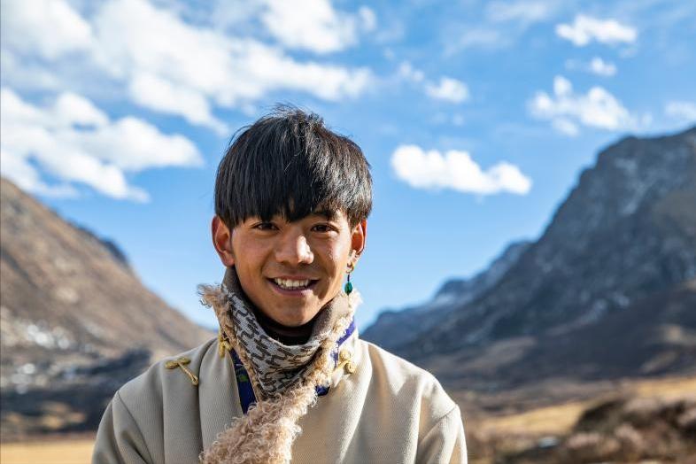 王冰冰丁真街头卖桃，席地而坐汗直流，每人限购五个两小时全卖光