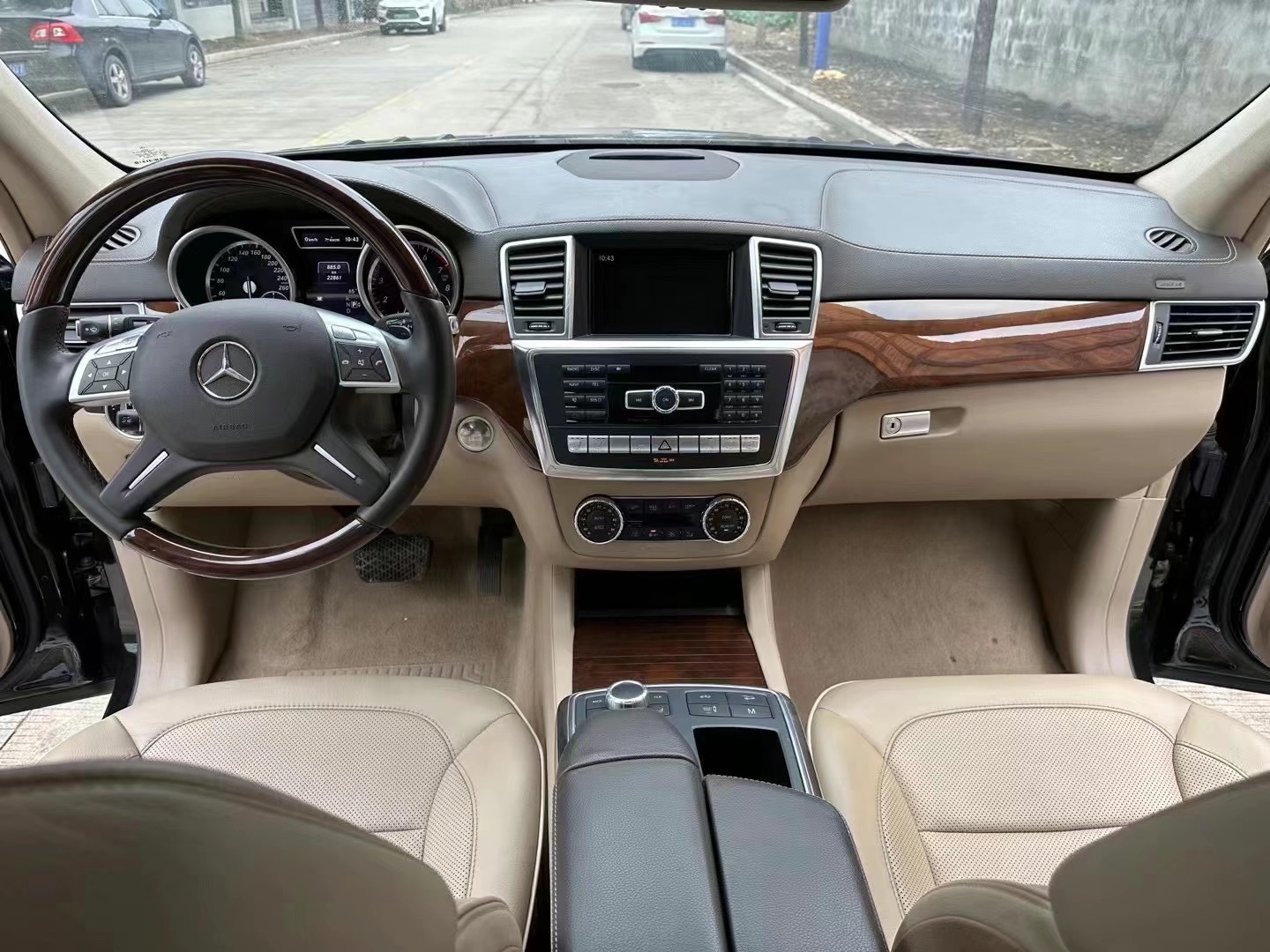 浙江小伙花23万买了一台奔驰GL550去旅行，女朋友：我们结婚吧。