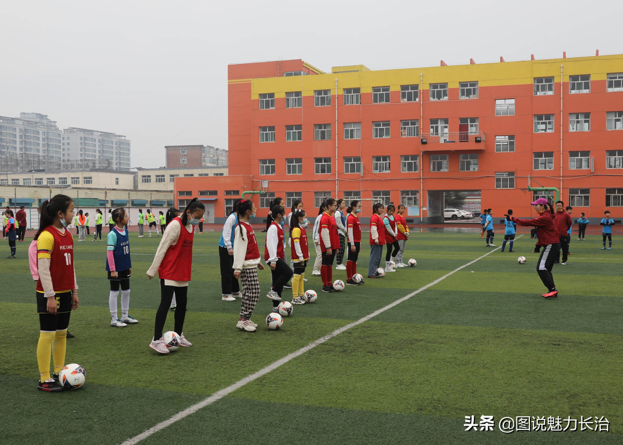 春雨助兴2022年亚足联女足日女孩足球节长治活动在东关小学举行