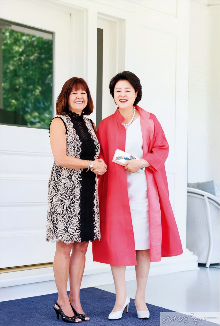 文在寅夫人奢侈品,韩国文在寅夫人42套大衣图片