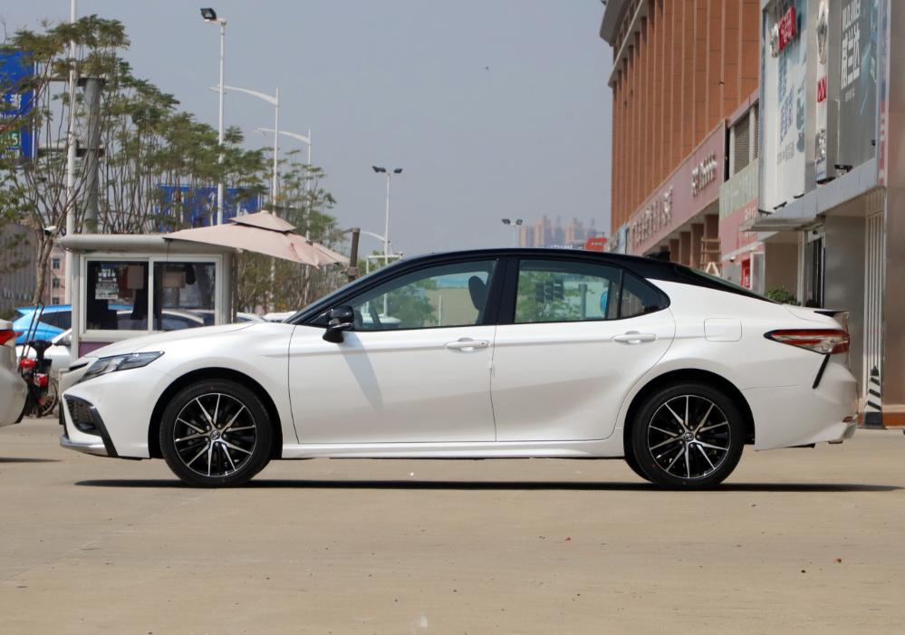 丰田凯美瑞2021款2.0锋尚版落地价,丰田凯美瑞2.5s锋尚版2023款黑色