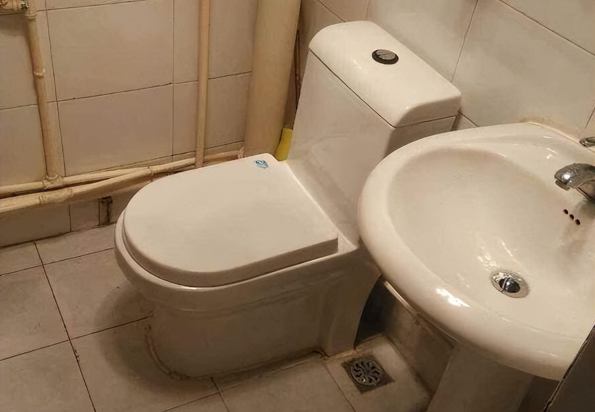 卫生间墙面漏水不砸砖怎么处理,卫生间墙面不做防水会漏水吗