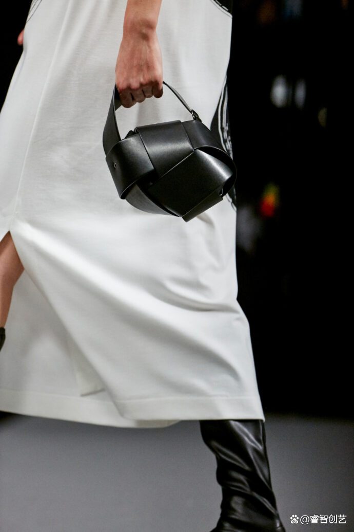 时装品牌三宅一生线上发布2022/23秋冬时装秀，展现万物灵动之姿