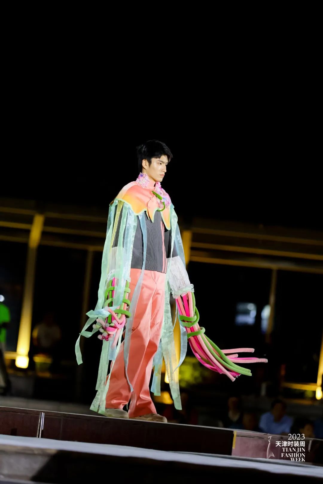 皮尔卡丹把时尚带入中国,皮尔卡丹中国服装展