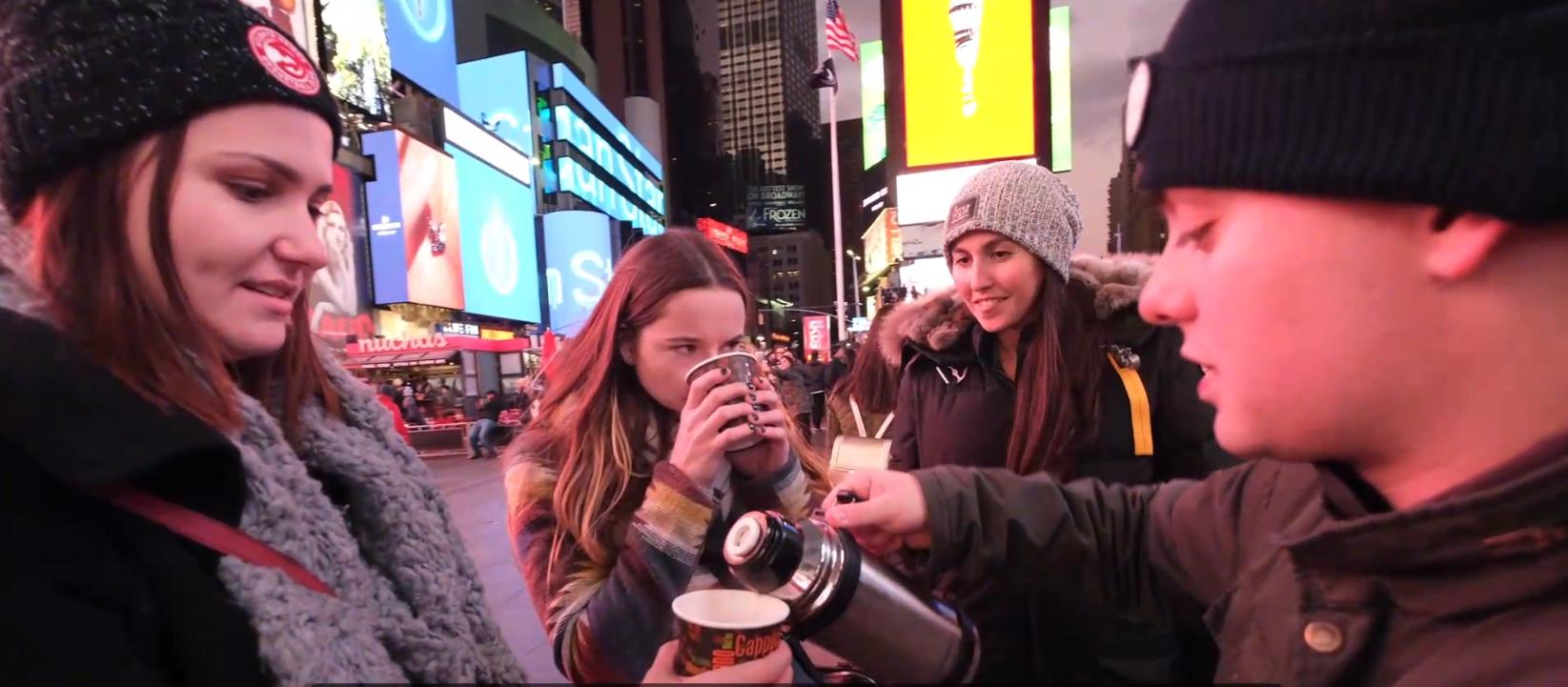 美国小伙觉得中国食物难吃，便用胡辣汤街头实验，结果被路人疯抢