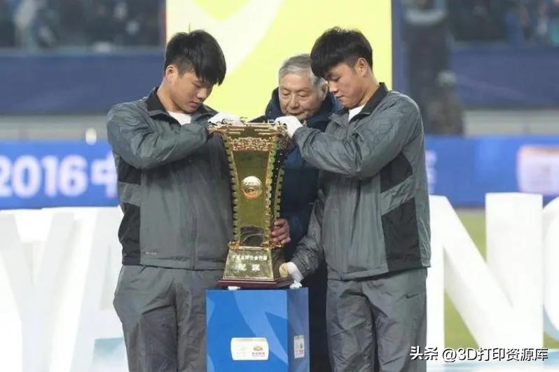 足协杯冠军奖杯被掰坏谁弄坏的,足协杯冠军奖杯被掰断一个角后续