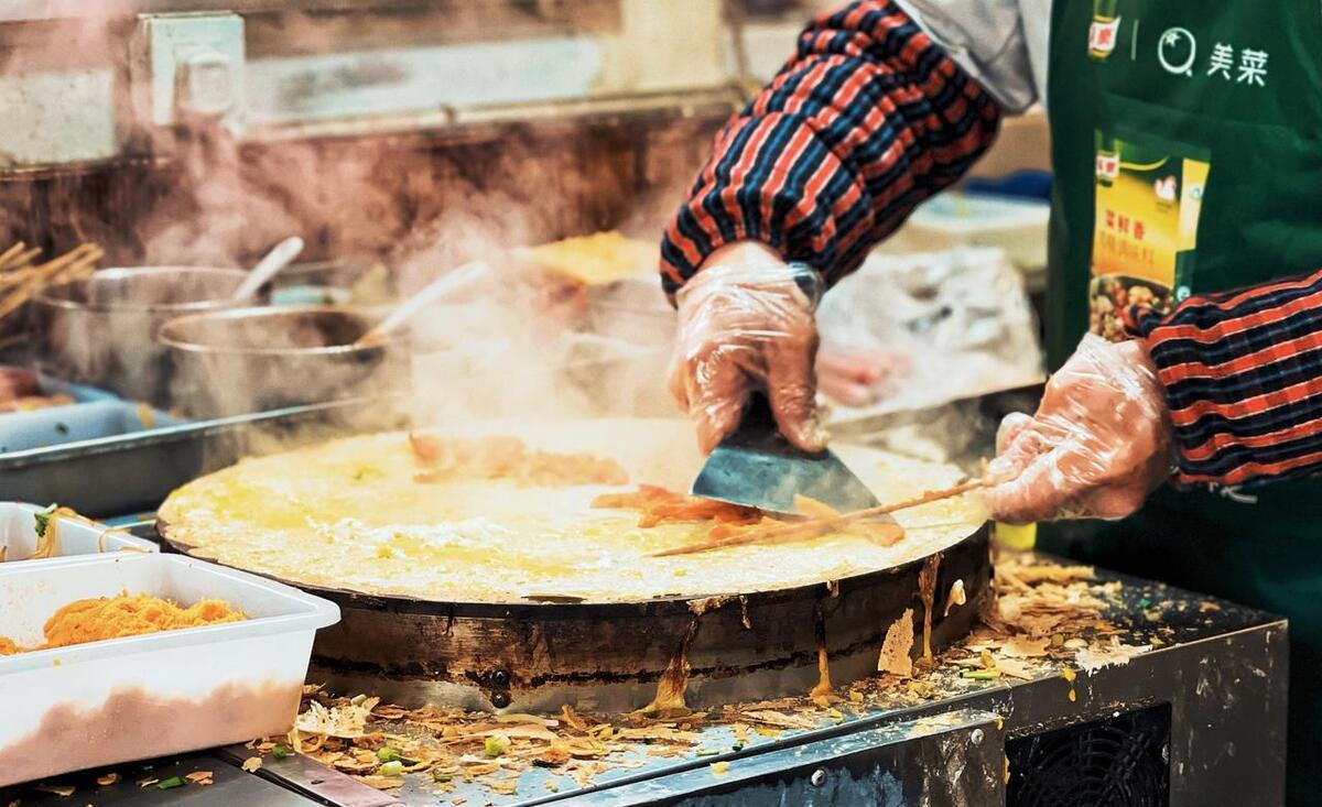 摊煎饼果子一年赚多少,大妈卖煎饼果子10年