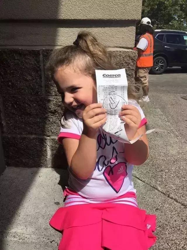 把随手丢弃的购物小票变成孩子们最珍贵的礼物，小镇因他而感动