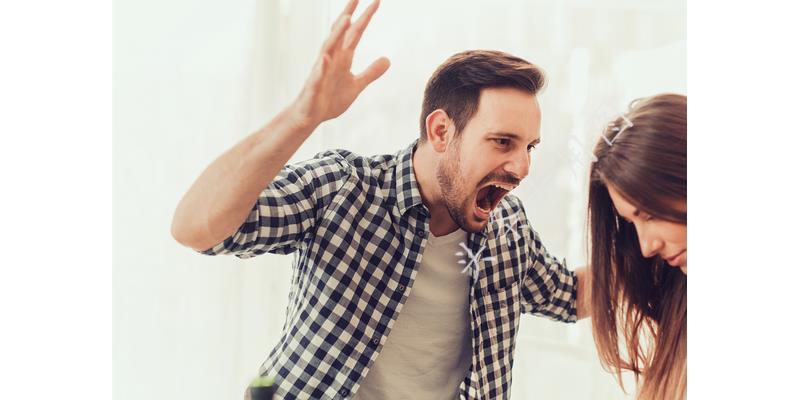 未婚老伴工资12500，却说只有2500，儿子告诉我真相我哭了