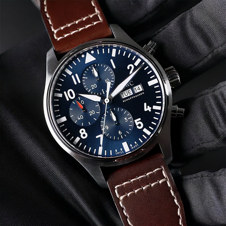 同价位选欧米茄还是百年灵,百年灵和欧米茄哪一个段位高