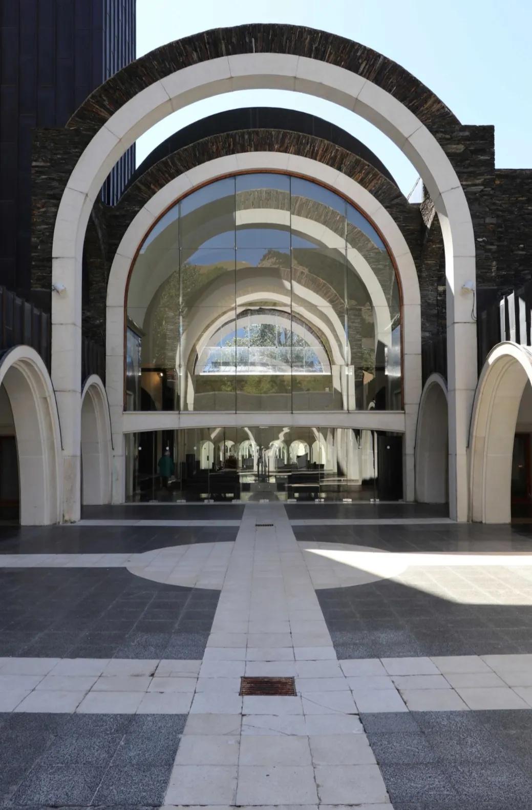 西班牙鬼才建筑师的梦幻世界,西班牙鬼才