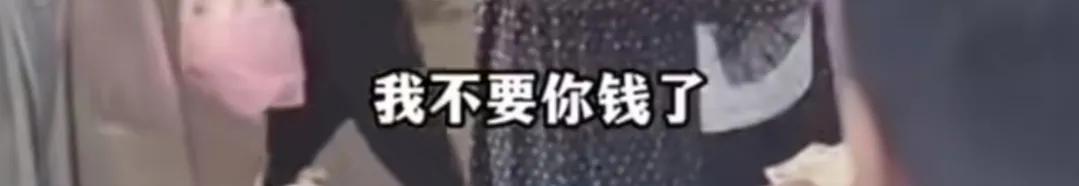 女子买烤肠因价格引来不满