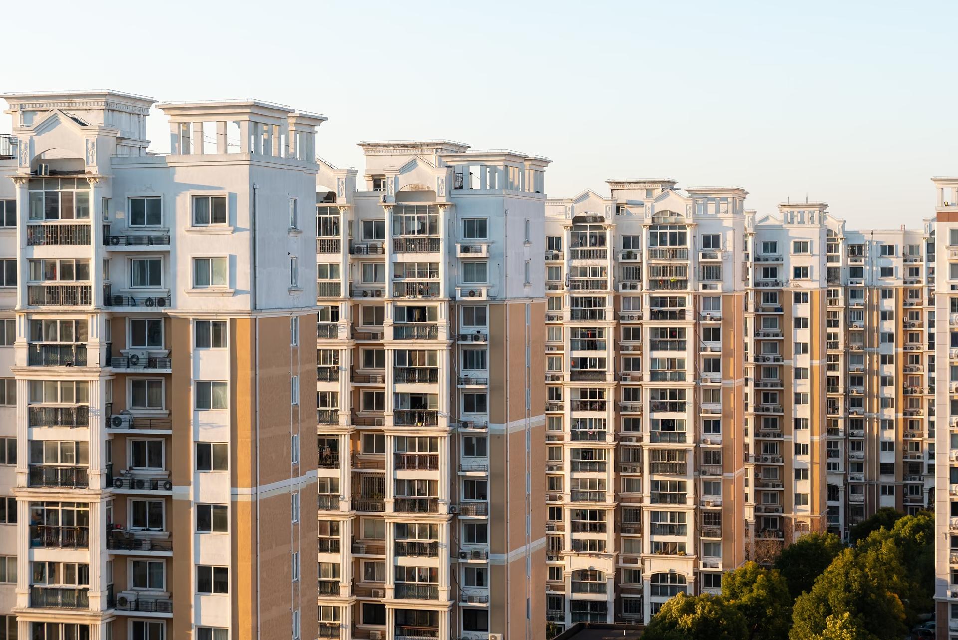 20岁小伙摆摊月入600背百万房贷,小伙月入6000背百万房贷卖的什么