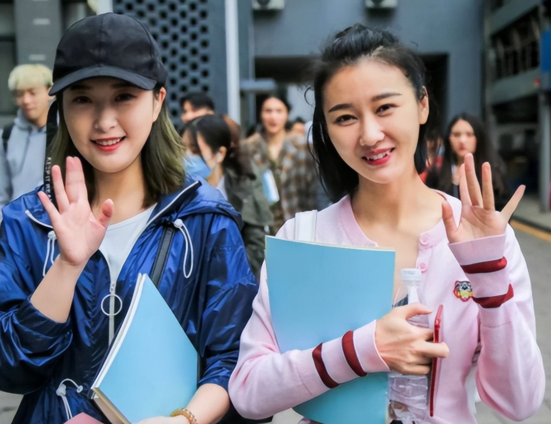 高颜值副校长王提走红，长相美艳大气身材好，学历更是羡煞旁人