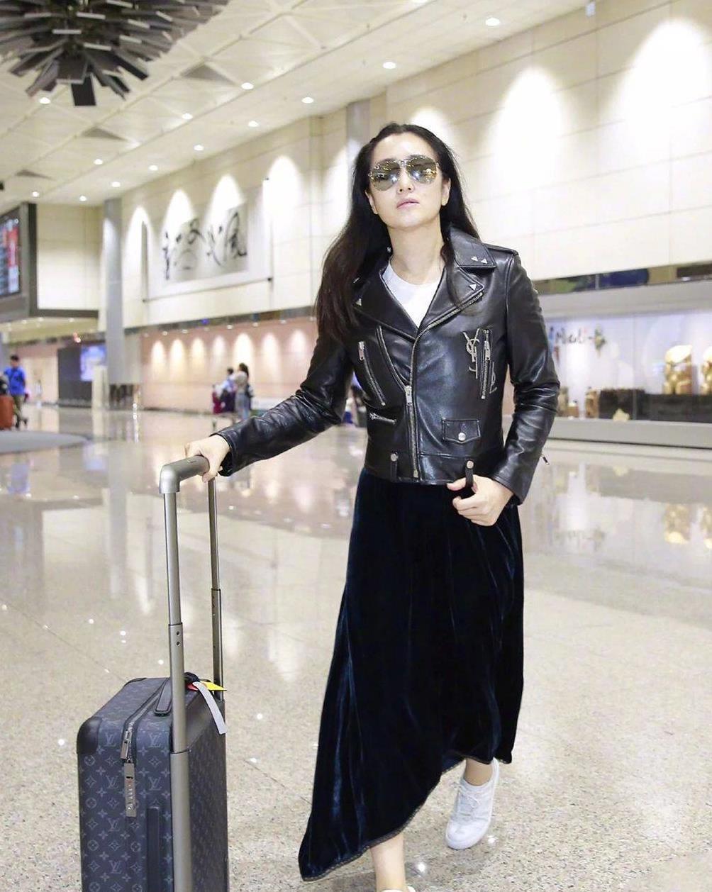 巩俐穿大花裙的身材,巩俐郭晶晶同框谁更显品味