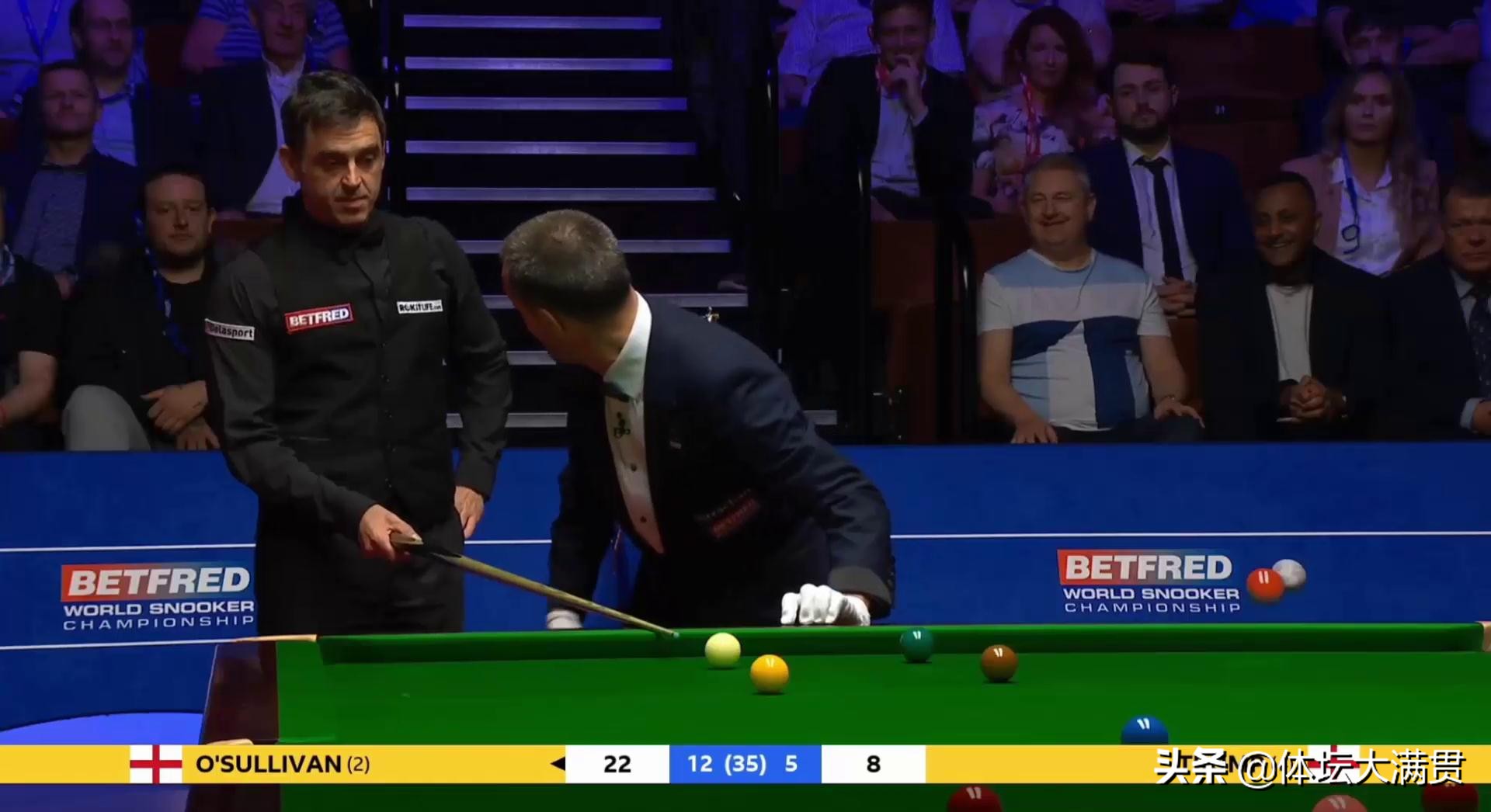 奥沙利文转球杆失误后的反应,当奥沙利文拿起球杆