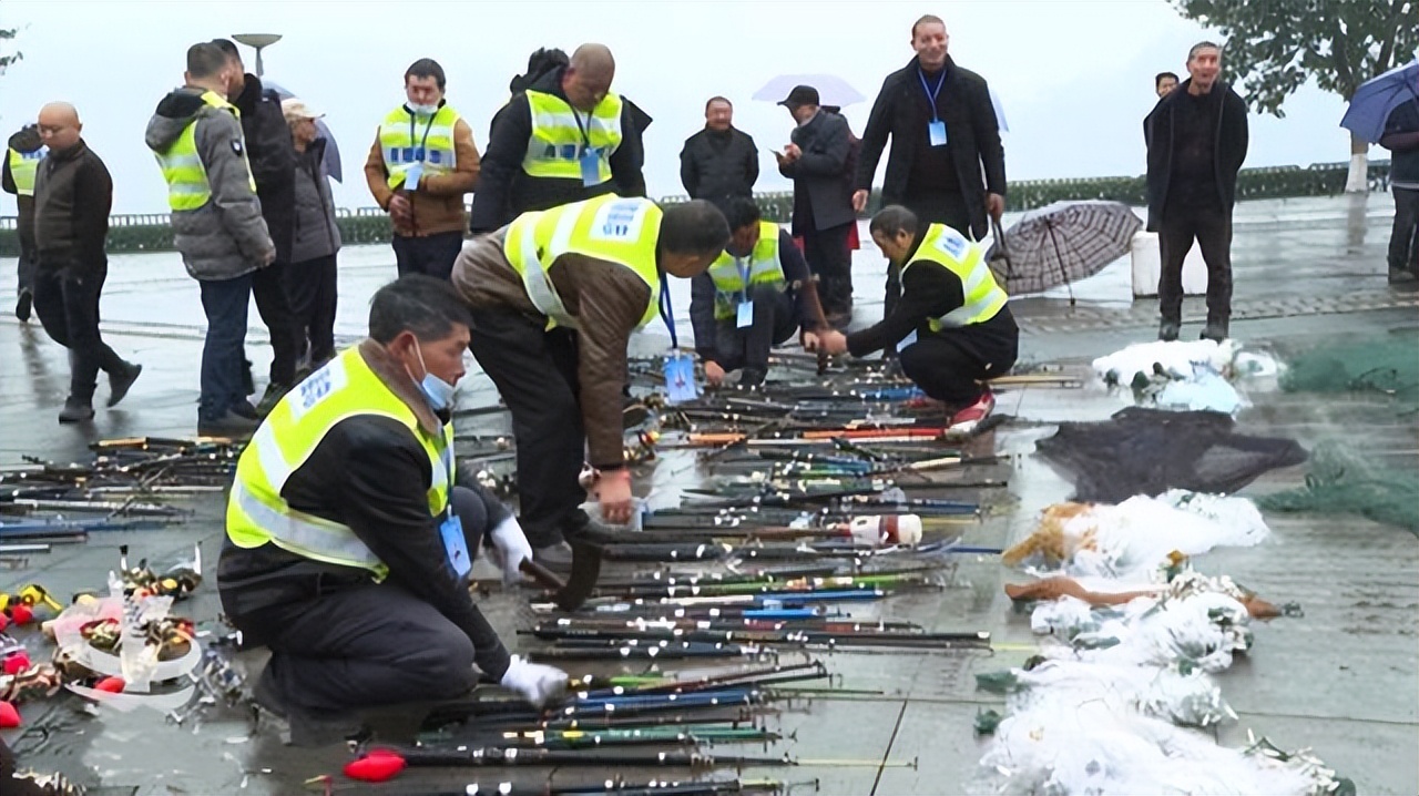 钓鱼被收鱼竿怎么处理,河边钓鱼被没收鱼竿拍照处理