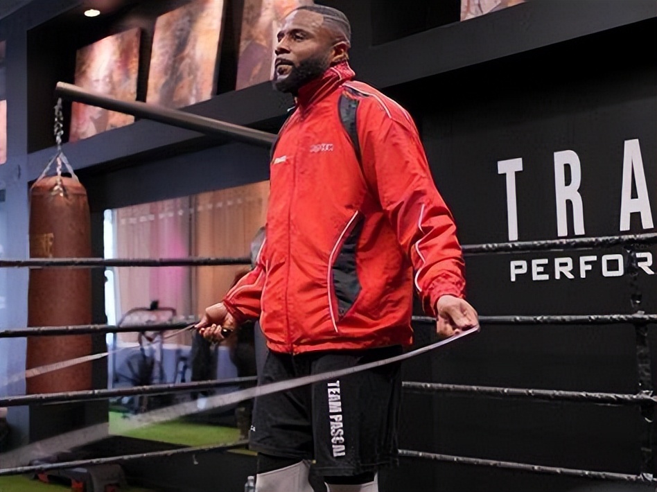 前世界拳王让·帕斯卡在赛后采访中,对裁判打分表达了强烈不满