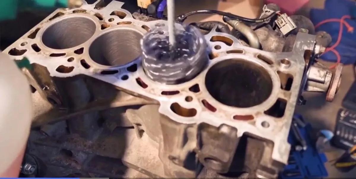 发动机轻微拉缸有什么补救办法,什么情况才导致发动机拉缸