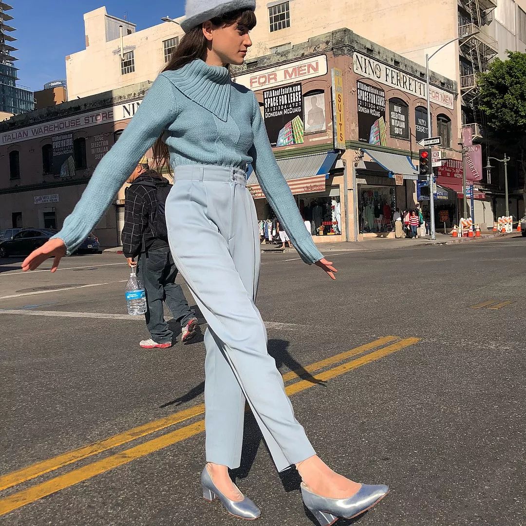 奶奶鞋和老爹鞋哪个好搭配 (奶奶鞋怎么搭配好看最新款)