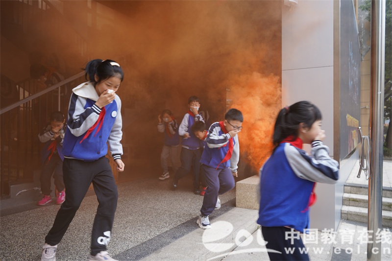 安全教育日九莲小学开展消防应急疏散演习