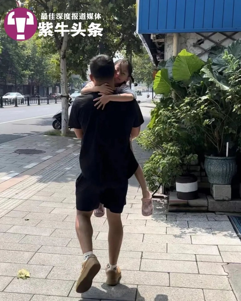 6分钟游泳女孩拍球200下,3岁孩子学拍球视频