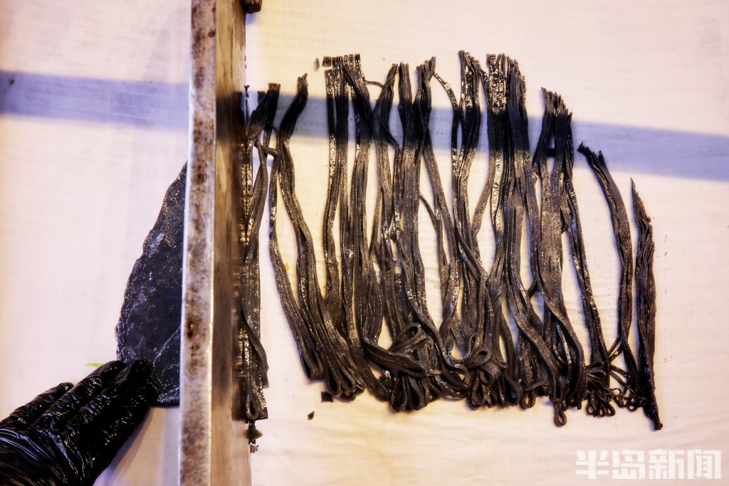 青岛正宗西安凉皮,西安小伙蒸凉皮