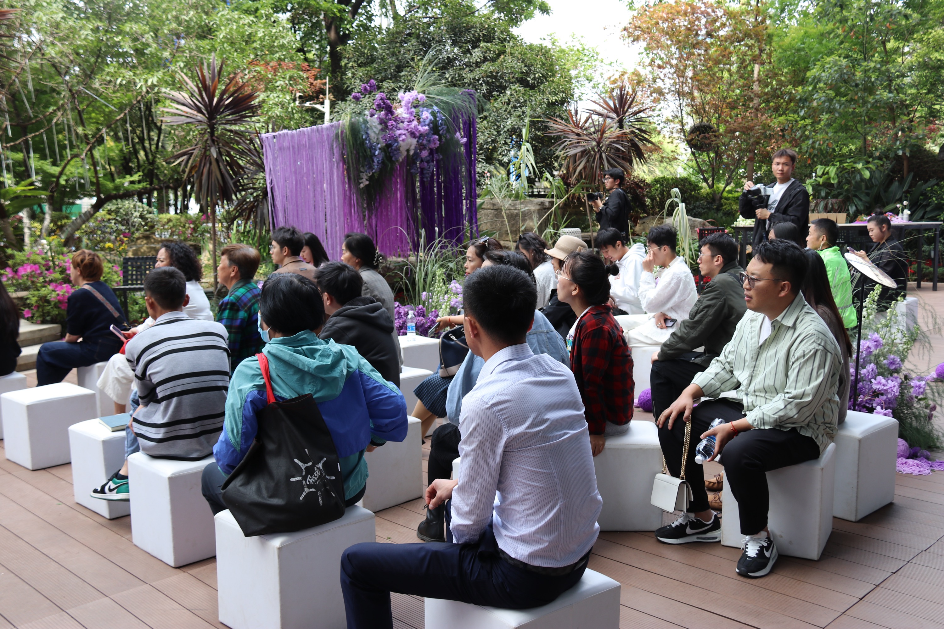 昆明户外草坪婚礼布置,昆明滇池边户外婚礼