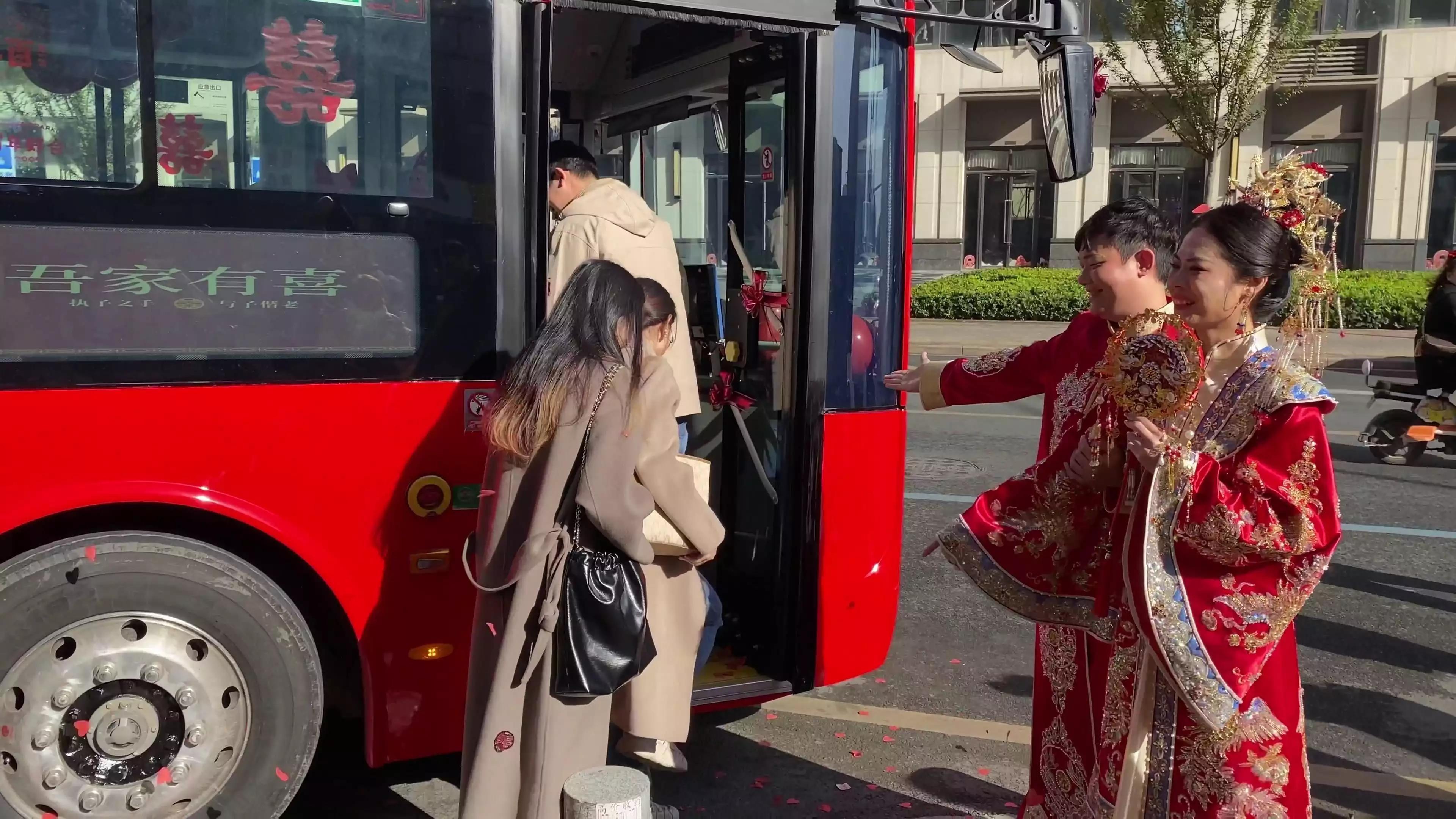 武汉公交定制婚车幸福号首秀,湖北武汉婚车接亲视频