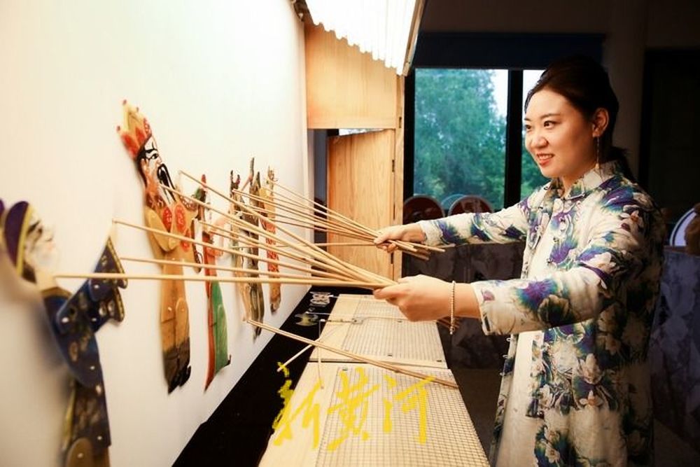 皮影戏传承人李娟的图片,济南皮影传承人李娟