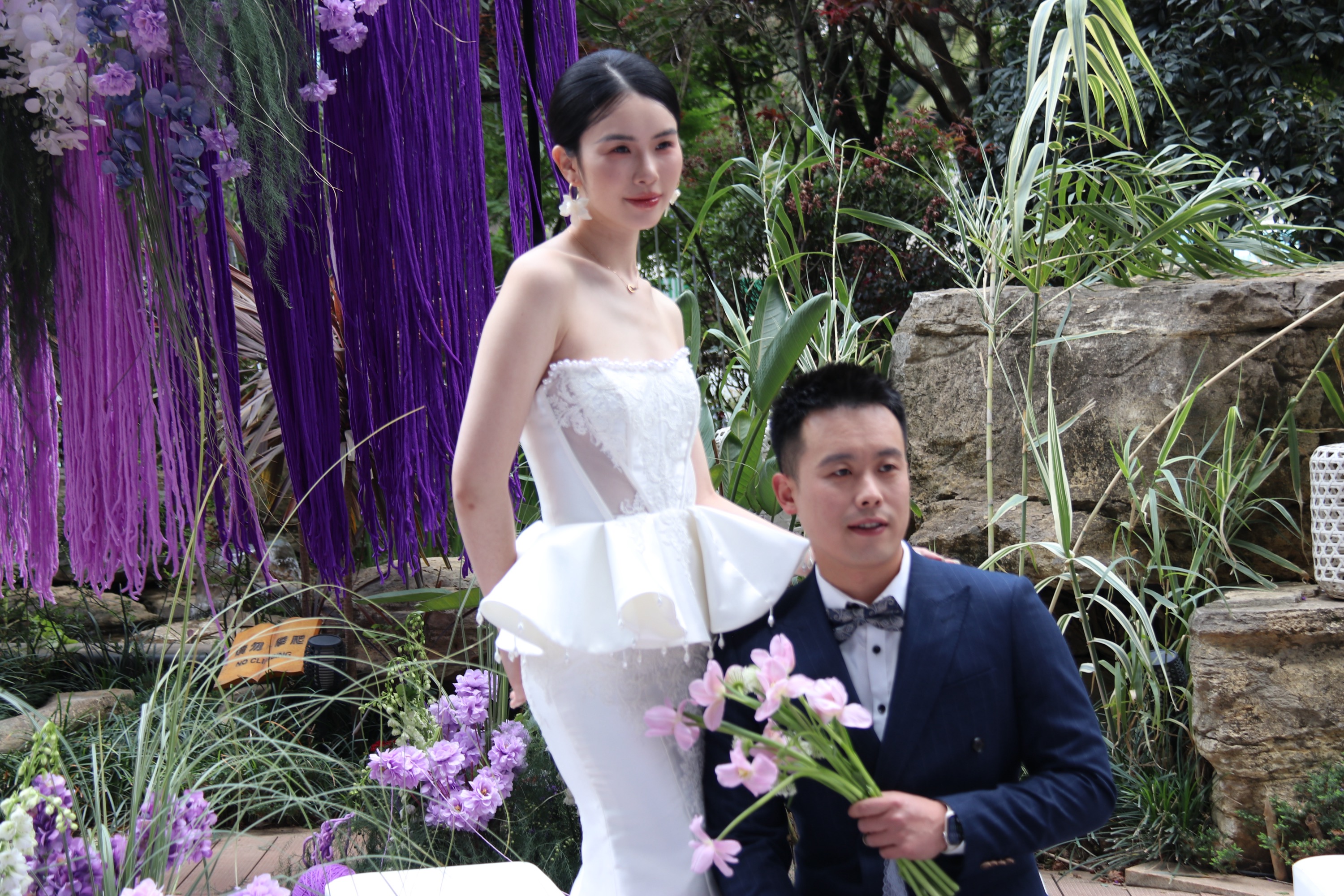 昆明户外草坪婚礼布置,昆明滇池边户外婚礼