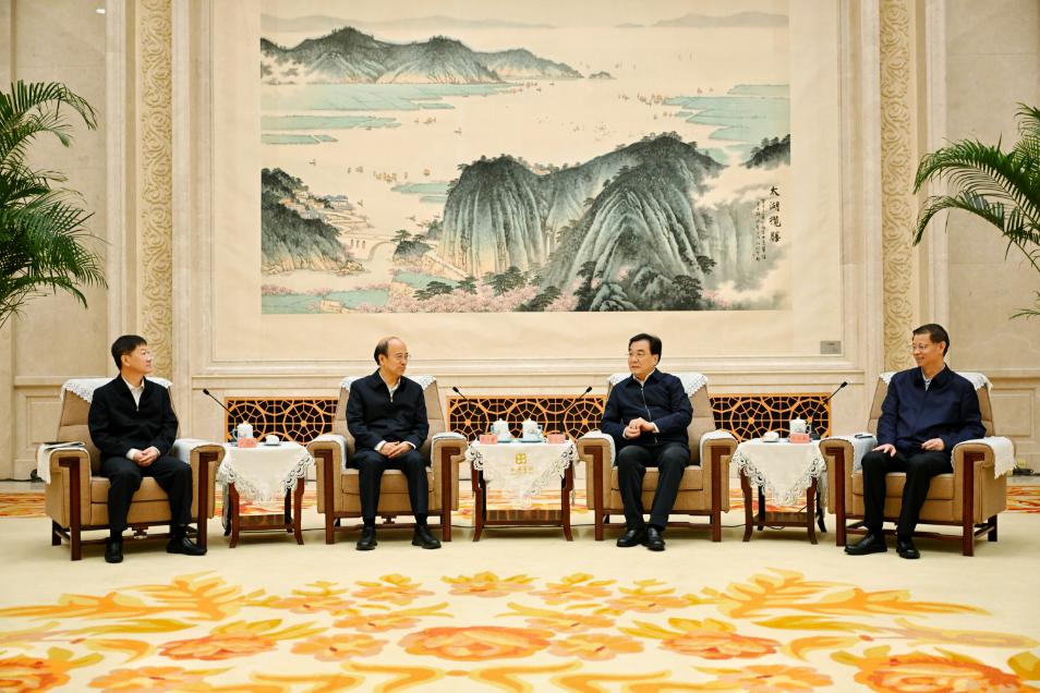 江苏与中国石油签署战略合作协议,中国石油与中国石化战略合作