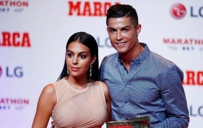 c罗晒全家福女友和五个孩子出镜,c罗官宣二女儿