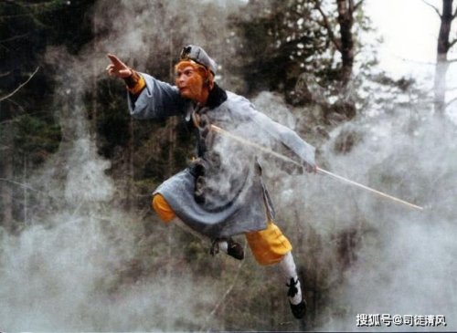 孙悟空一个筋斗十万八千里，为何却驮不动唐僧过河？