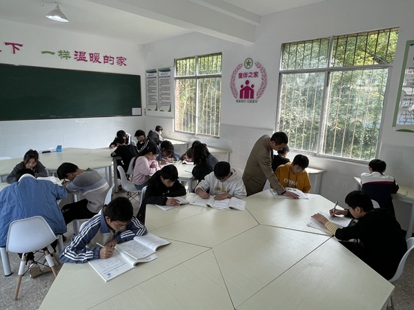 学校周末不让住校生出门,学校周末不给学生放假