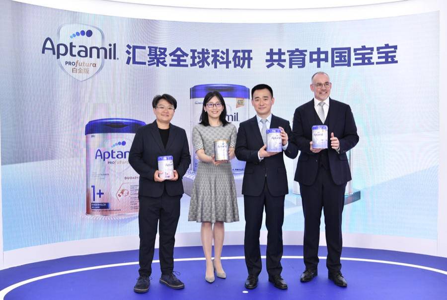 汇聚全球科研，共育中国宝宝爱他美3白金系列焕新亮相进博会