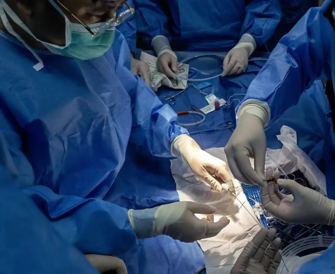 男子治鸡眼致皮肤坏死,男士修鸡眼