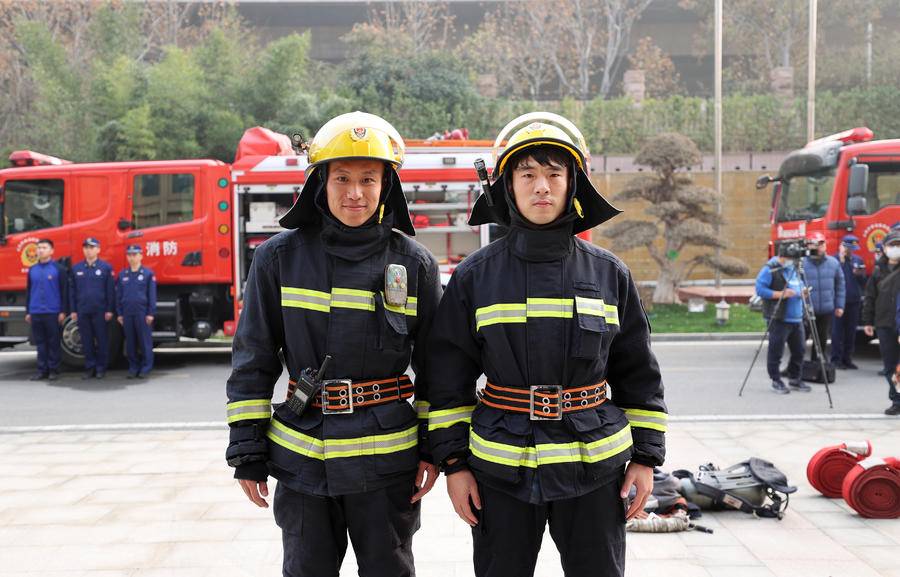 张弛石柯试穿消防服，山东泰山教练及球员成济南消防公益宣传大使