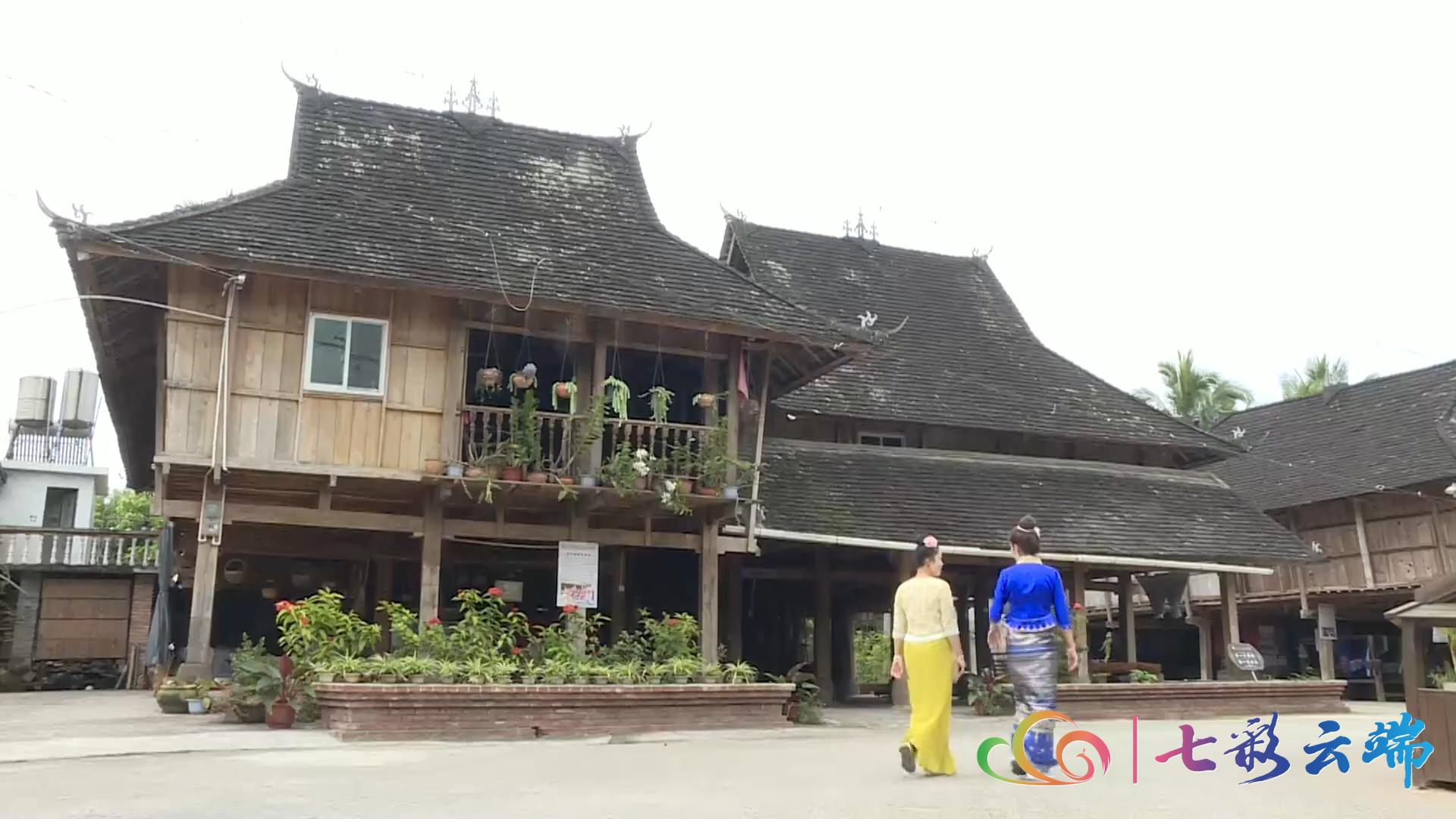 晚上的西双版纳傣族园,坐着火车游云南西双版纳